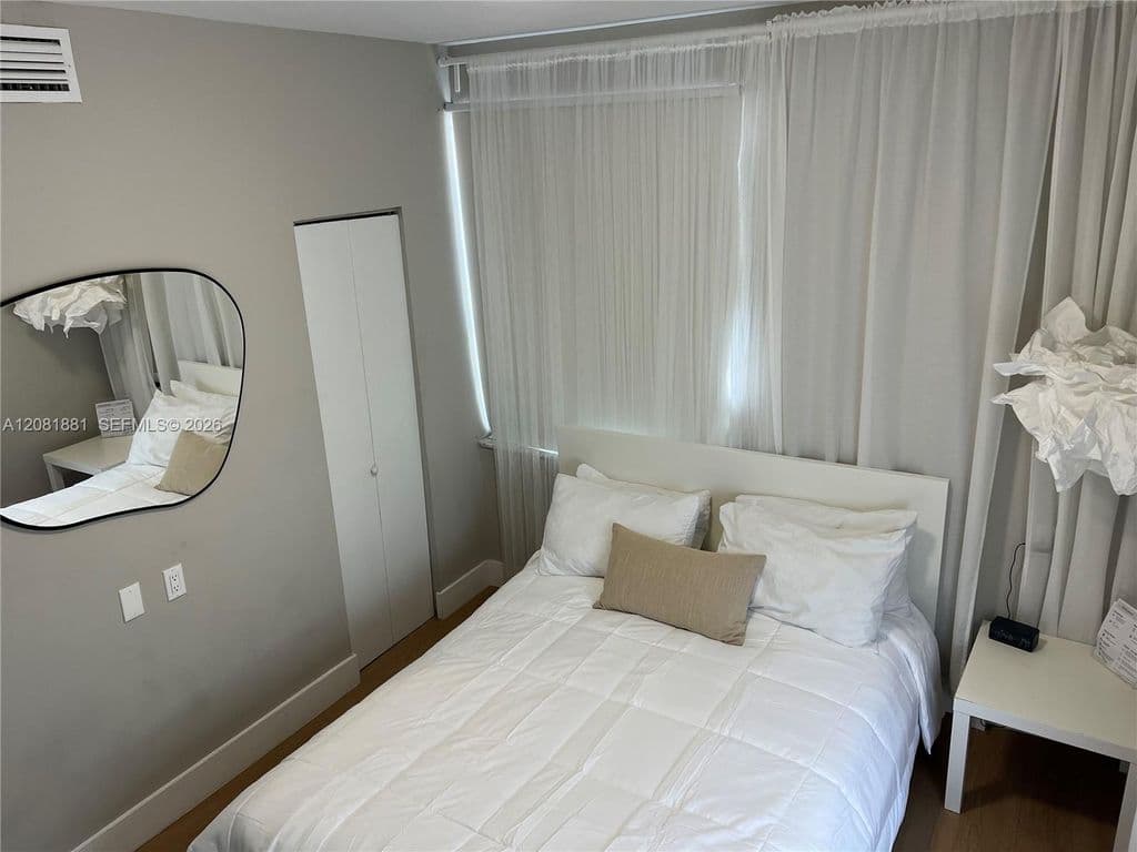 2-bedroom Condo — 750 Collins Ave APT 206