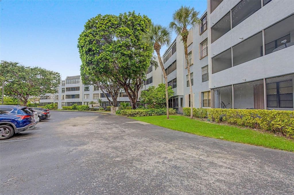 2+1 Condo — 10852 N Kendall Dr APT 314