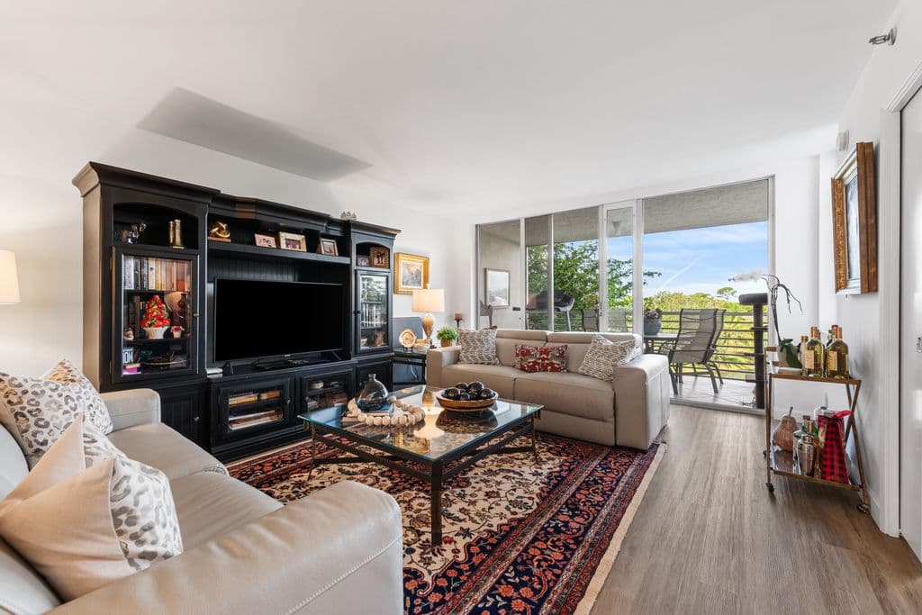2-bedroom Condo — 3499 Oaks Way #407