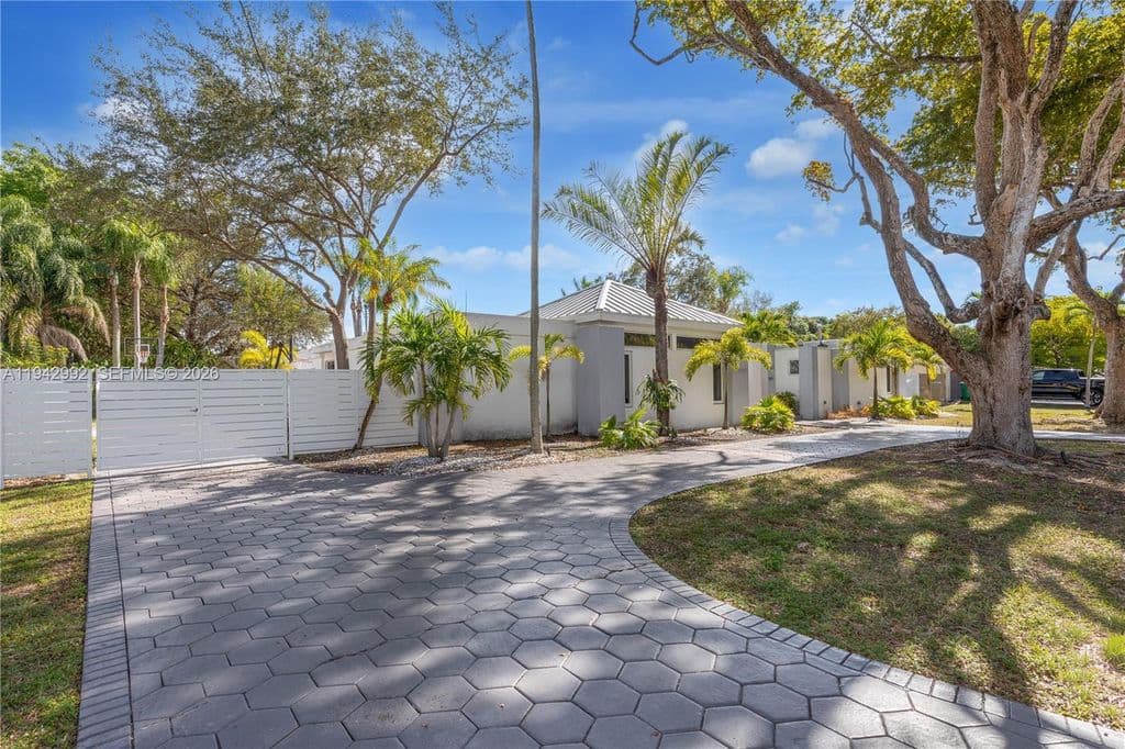5-bedroom Single-Family Home — 18555 SW 83rd Pl