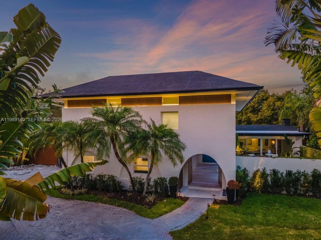 6-bedroom Single-Family Home — 18490 SW 83rd Pl