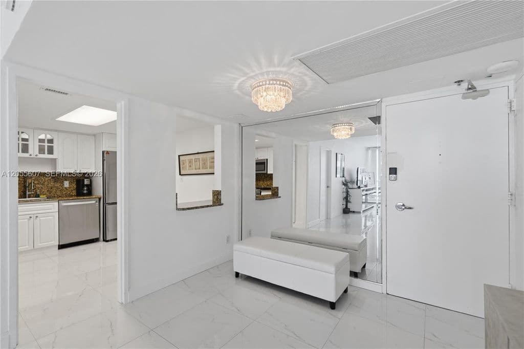 1-bedroom Condo — 5151 Collins Ave APT 1027