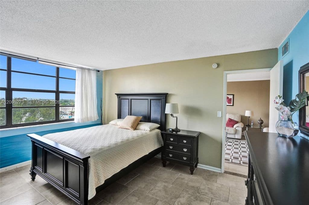 2-bedroom Condo — 1401 N Riverside Dr APT 1005