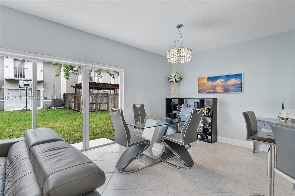 2+1 Mülk — 12941 SW 29th St