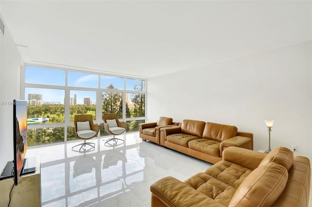 2+1 Condo — 20100 W Country Club Dr APT 1005