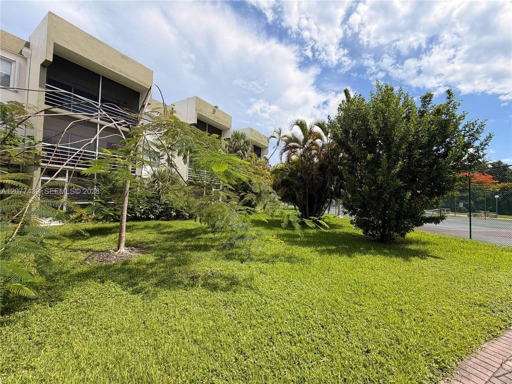 2-bedroom Condo — 4235 N University Dr APT 103