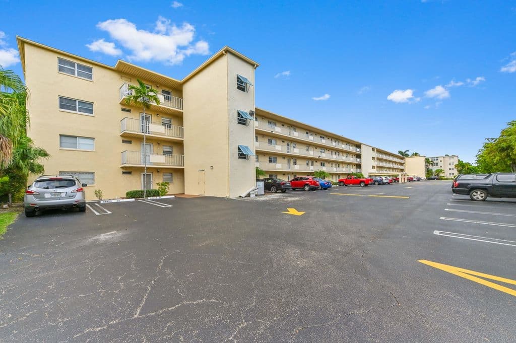 2+1 Condo — 2615 NE 3rd Court #3170