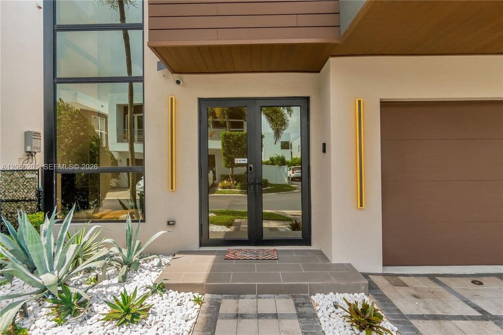 5-bedroom Single-Family Home — 9730 NW 74th Ter