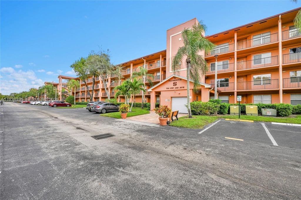 2+1 Condo — 701 SW 142nd Ave APT 104S