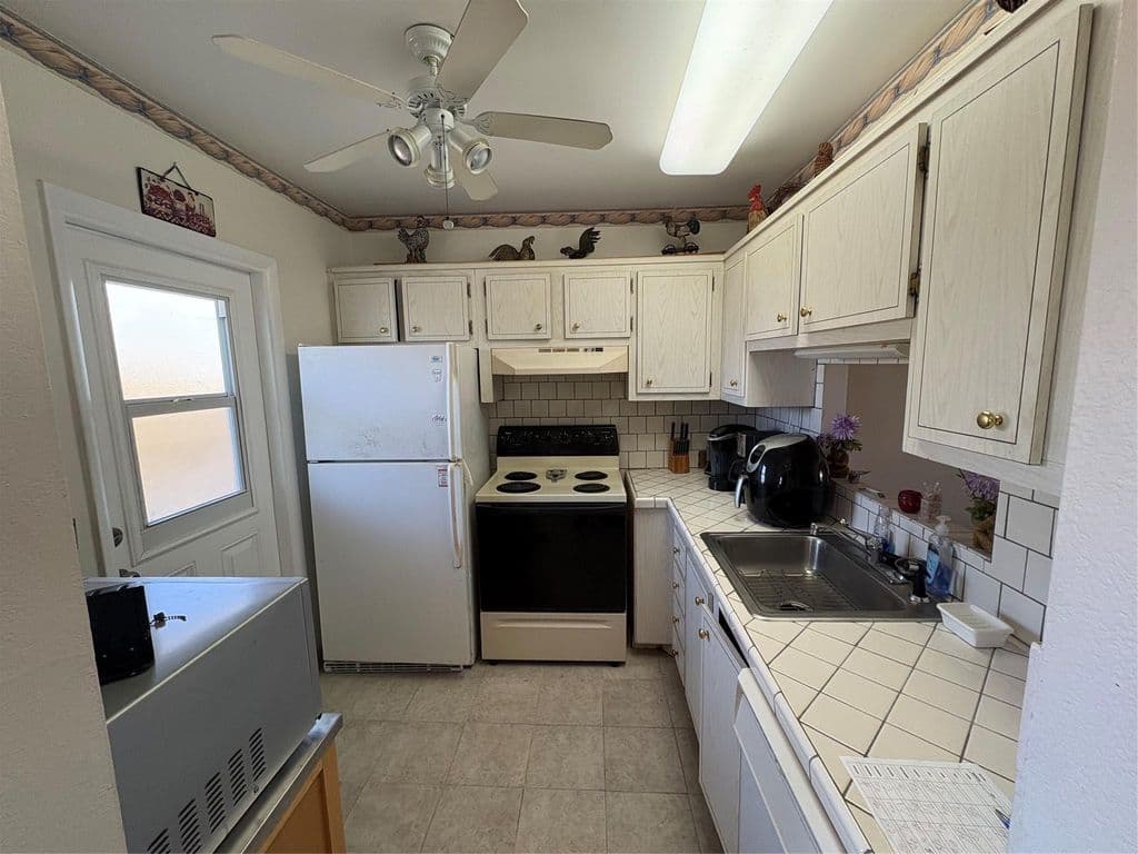 2-bedroom Condo — 3506 NW 49th Avenue #604