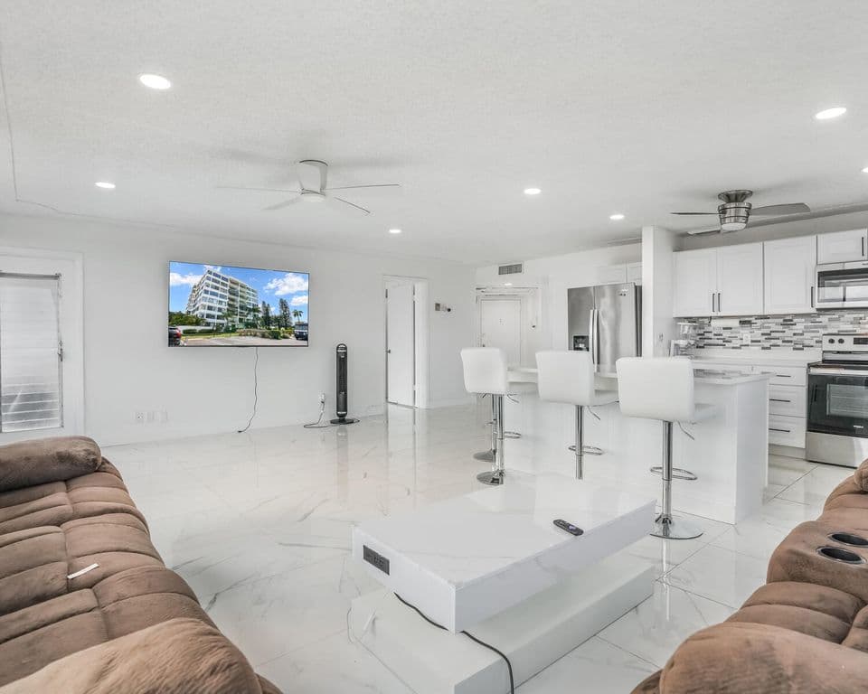 2-bedroom Condo — 1500 Presidential Way #806