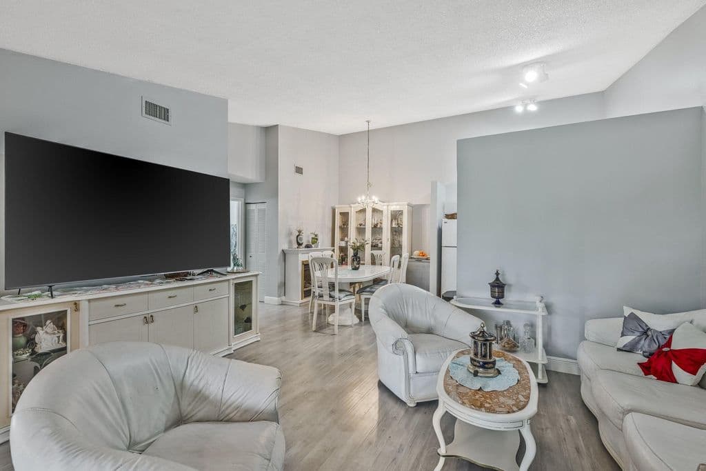 2-bedroom Condo — 6544 Chasewood Drive #H