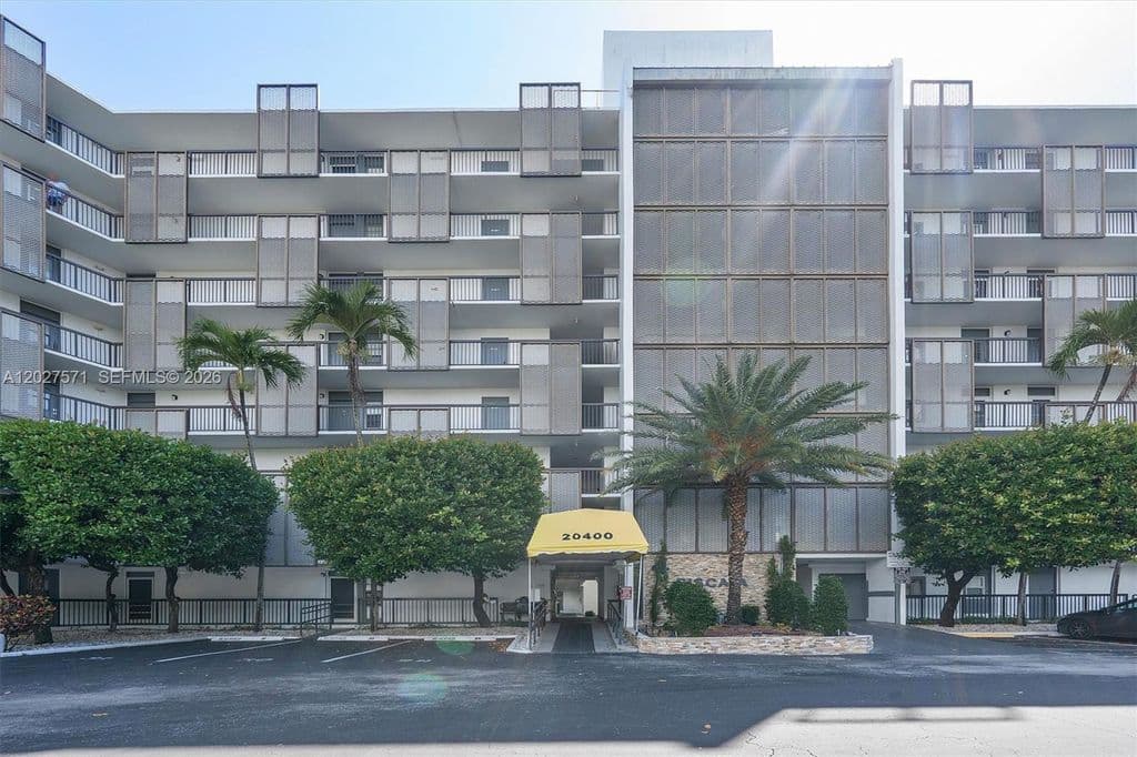 1+1 Condo — 20400 W Country Club Dr APT 214