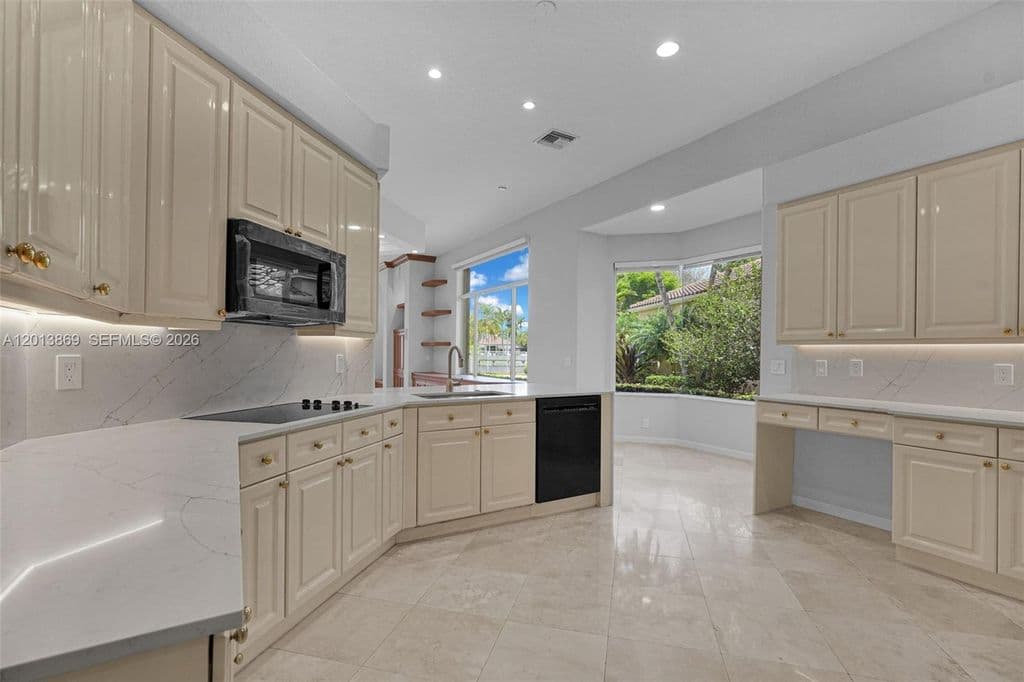 4-bedroom Single-Family Home — 2456 Bay Isle Ct