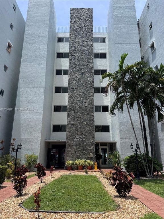 2+1 Condo — 2530 SW 3rd Ave APT 306