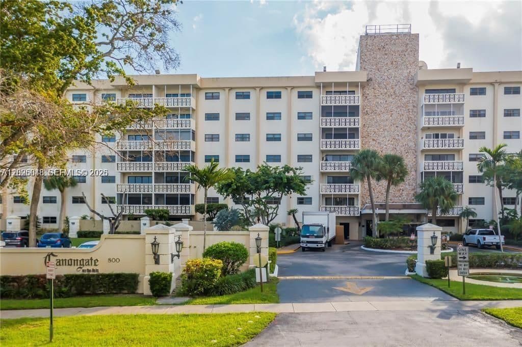 3+1 Condo — 800 NE 195th St APT 720