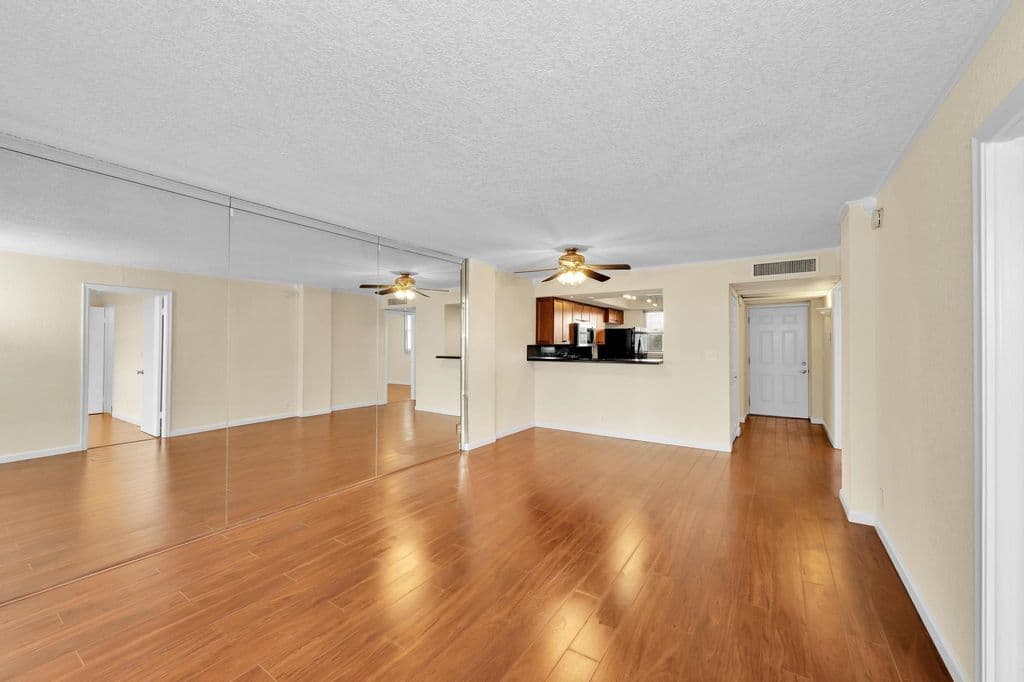 2-bedroom Condo — 118 Royal Park Drive #4G