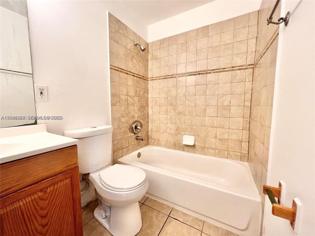 1-bedroom Condo — 1227 SW 46th Ave APT 304