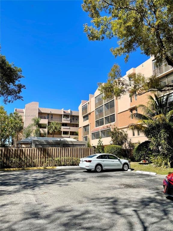 2-bedroom Condo — 6800 Cypress Rd APT 408