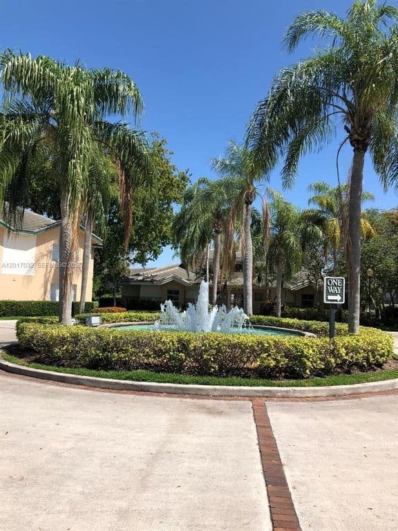 2+1 Condo — 9855 Westview Dr APT 723