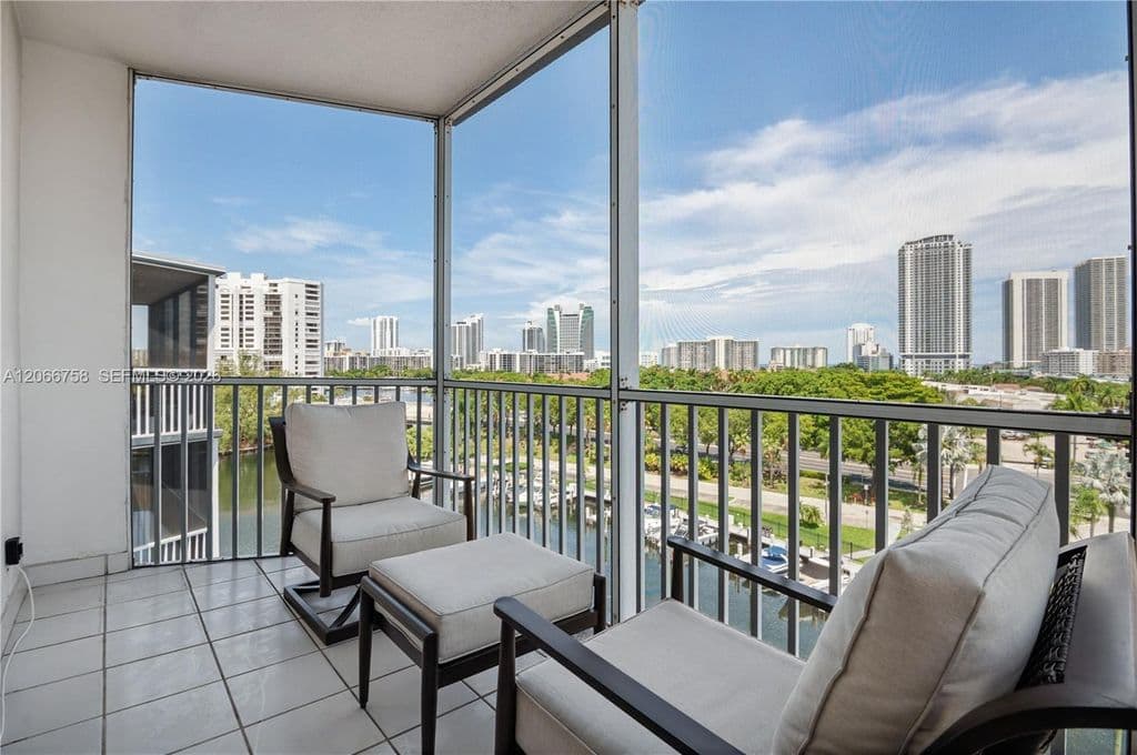 1+1 Condo — 200 Diplomat Pkwy APT 830
