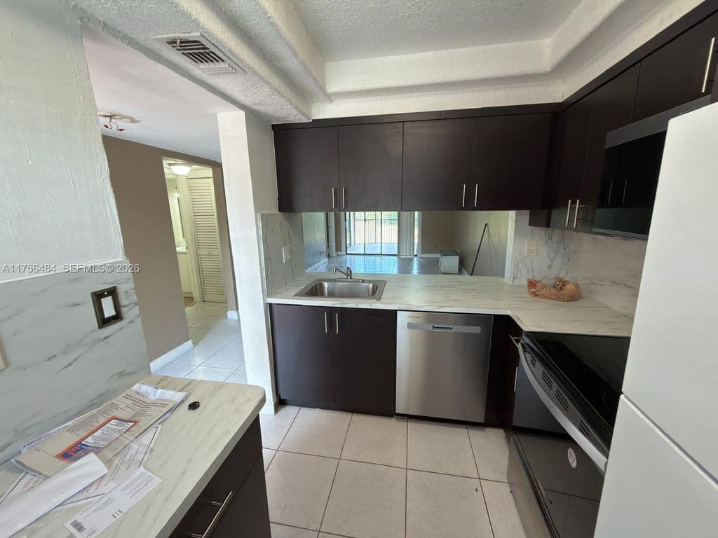 2-bedroom Condo — 3400 Foxcroft Rd APT 212