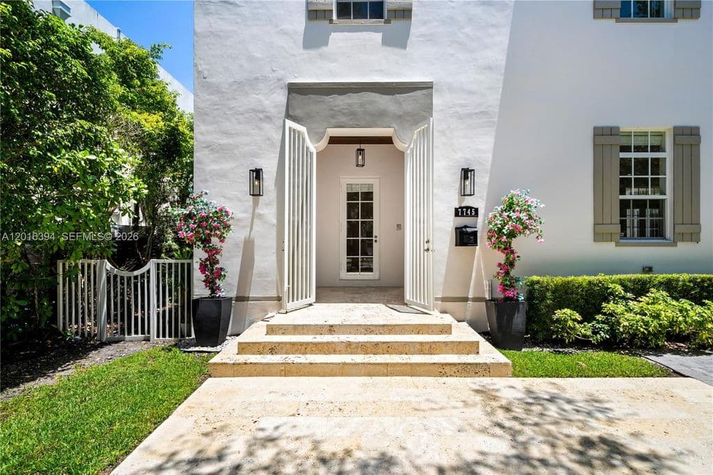 7+1 Müstakil ev — 7745 SW 54th Ave