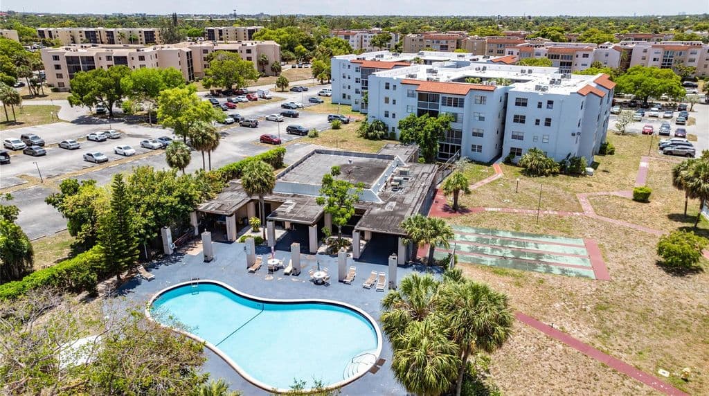 2+1 Condo — 2800 Somerset Drive #218j