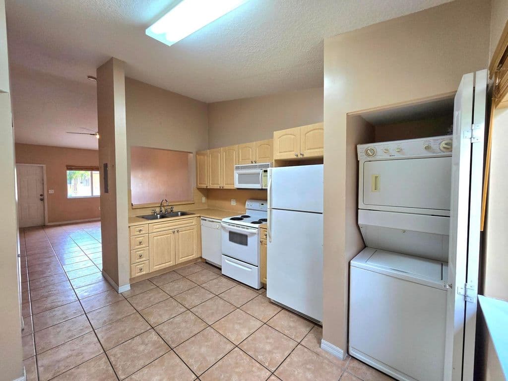 2-bedroom Condo — 7900 NW 6th Street #205