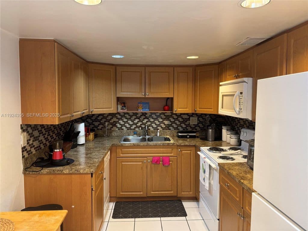 3+1 Condo — 14250 SW 62nd St APT 520