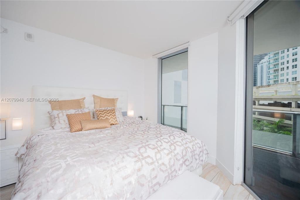 1-bedroom Condo — 1300 Brickell Bay Dr APT 710