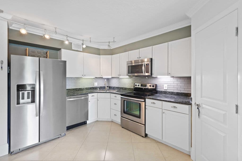 3-bedroom Condo — 3020 Florida Boulevard #202-c