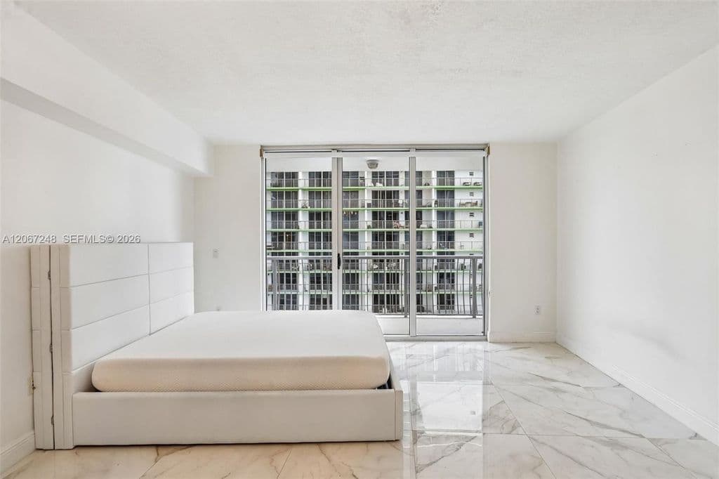 Condo — 1750 N Bayshore Dr APT 3207