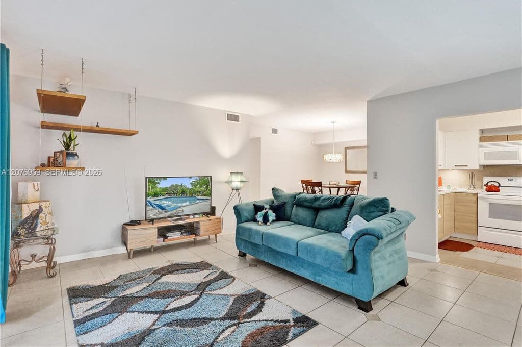 2-bedroom Condo — 3017 N Oakland Forest Dr APT 208