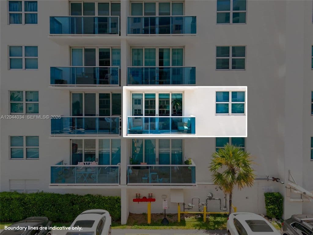 1+1 Condo — 7501 E Treasure Dr APT 2S