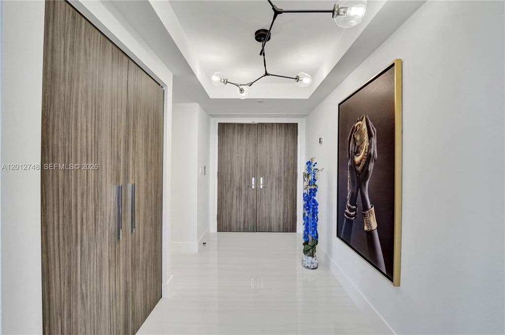 2+1 Condo — 20281 E Country Club Dr #Penthouse 14