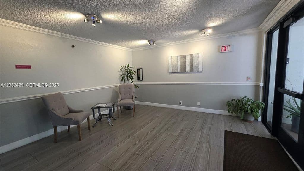 2-bedroom Condo — 901 Hillcrest Dr APT 215