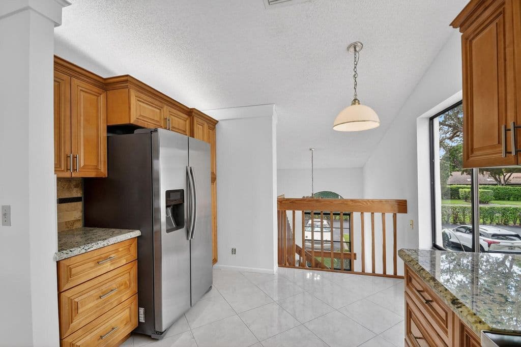 3+1 Condo — 10231 N Circle Lake Drive #201