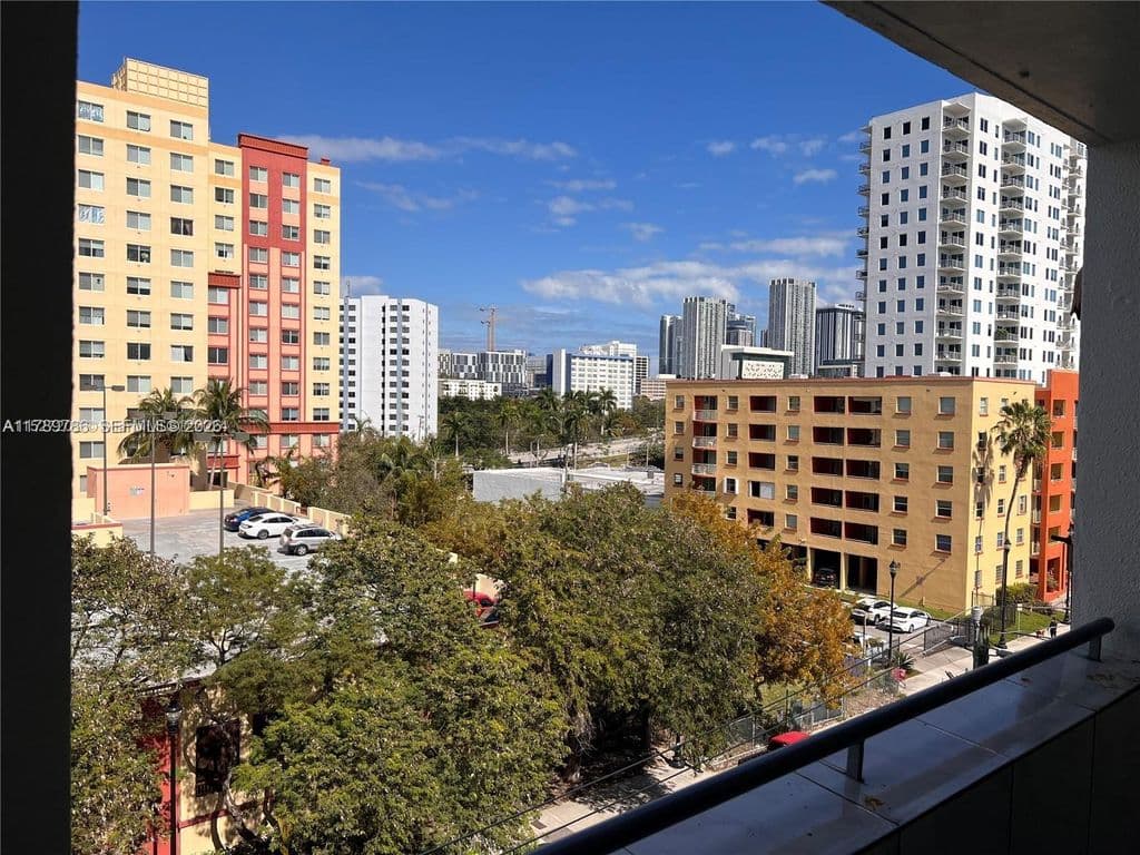 1+1 Condo — 546 SW 1st St APT 611