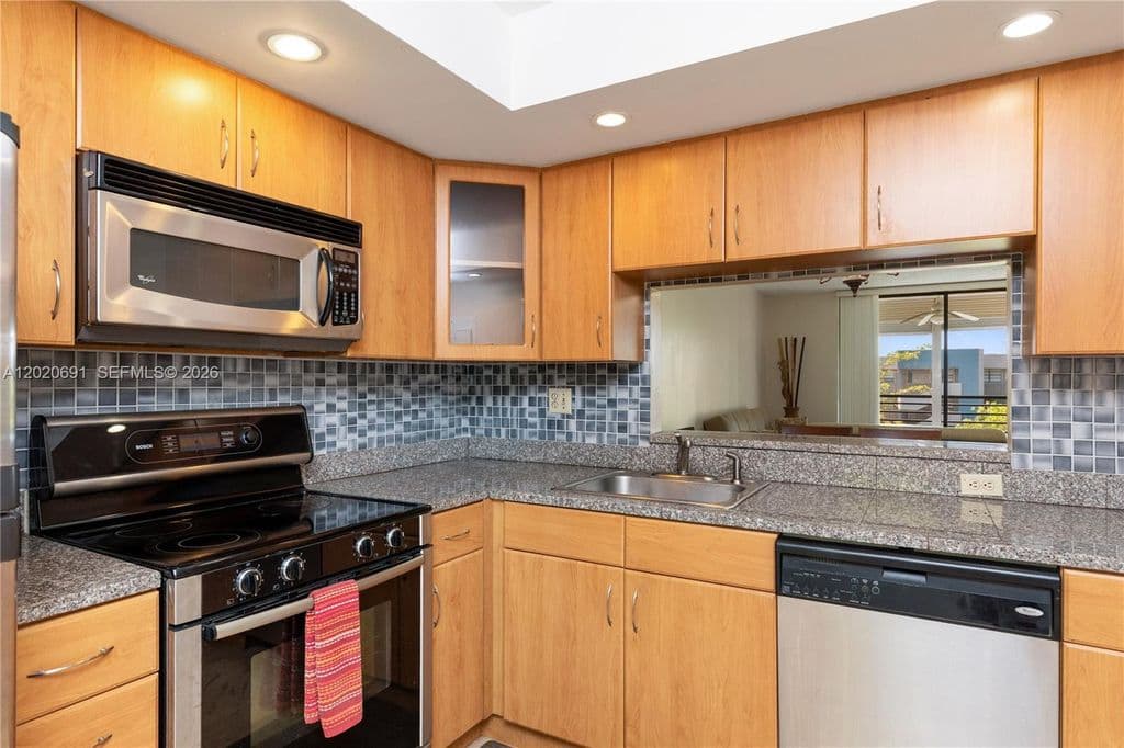 2+1 Condo — 901 Colony Point Cir APT 521