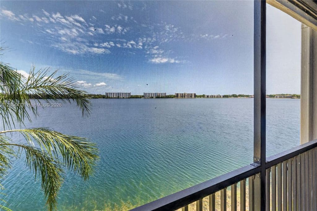 2-bedroom Condo — 117 Lake Emerald Dr APT 408