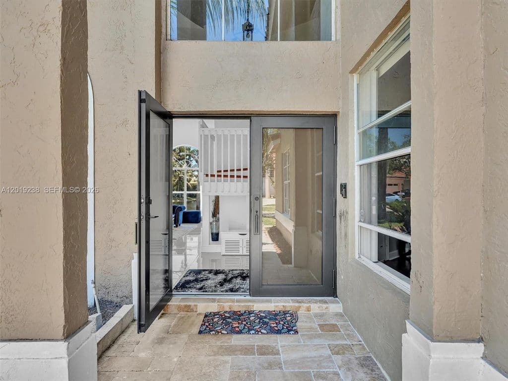 5+1 Müstakil ev — 18442 NW 12th St