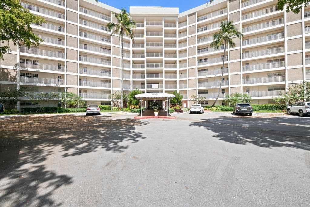 2-bedroom Condo — 3051 N COURSE Drive #211