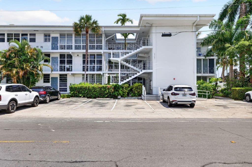 2-bedroom Condo — 2727 Yacht Club Boulevard #1b