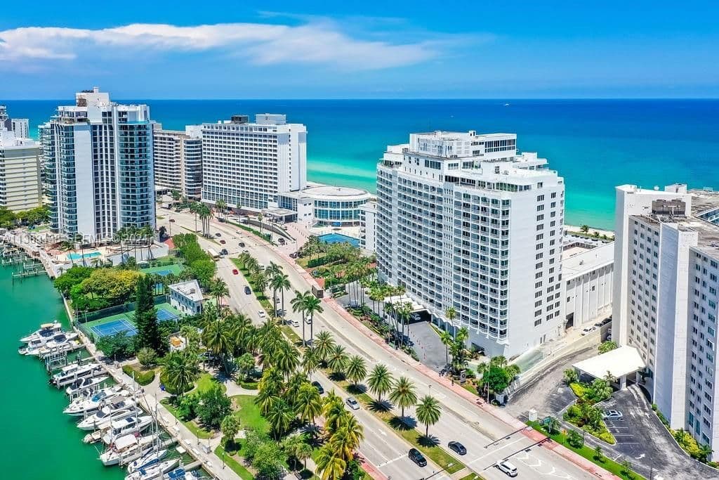 3+1 Condo — 5401 Collins Ave APT 601
