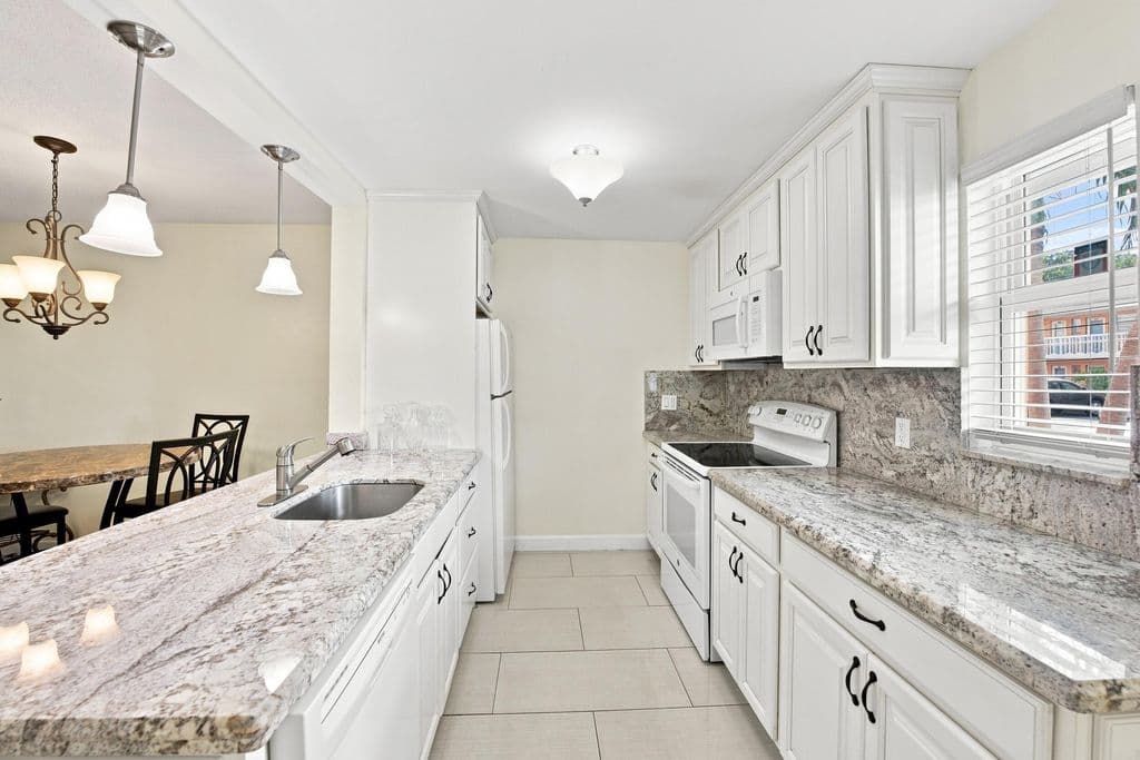 2+1 Condo — 2223 NE 1st Court #101