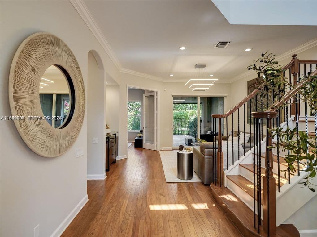 3-bedroom Property — 963 Harbor Vw S
