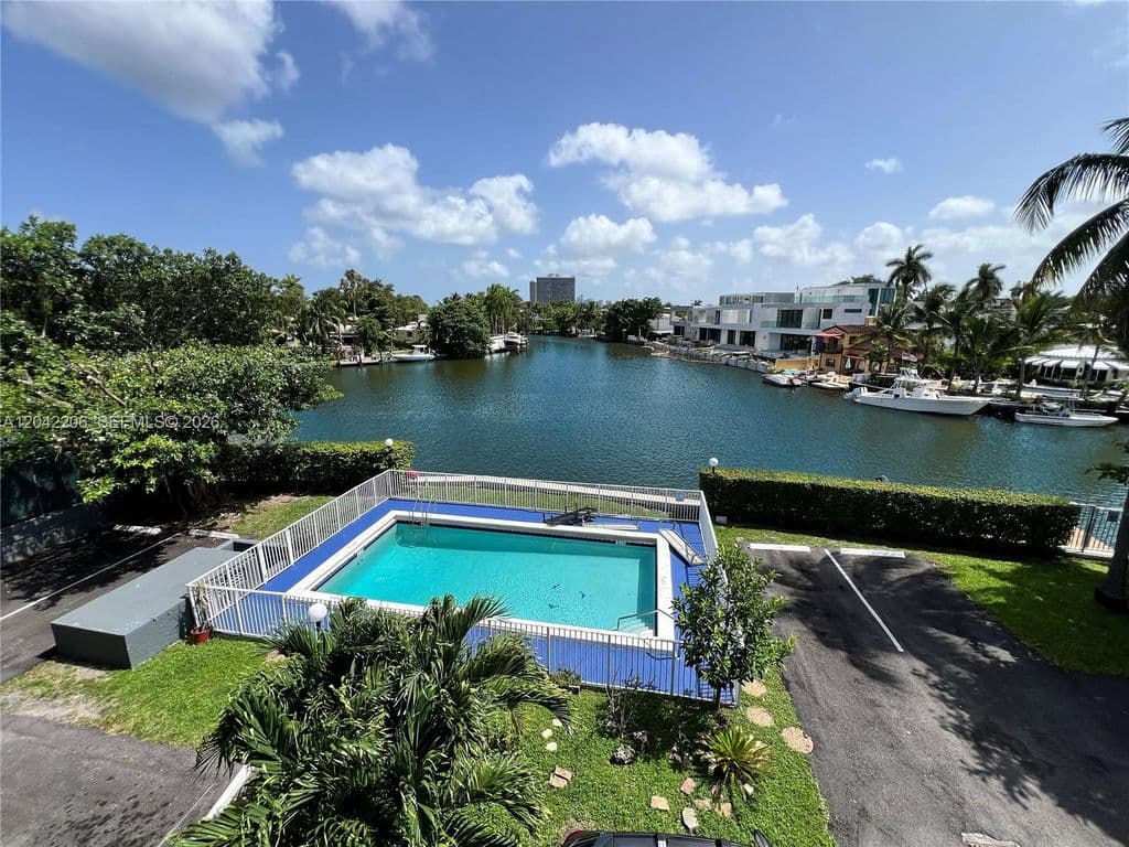1+1 Condo — 860 NE 78th St APT 303