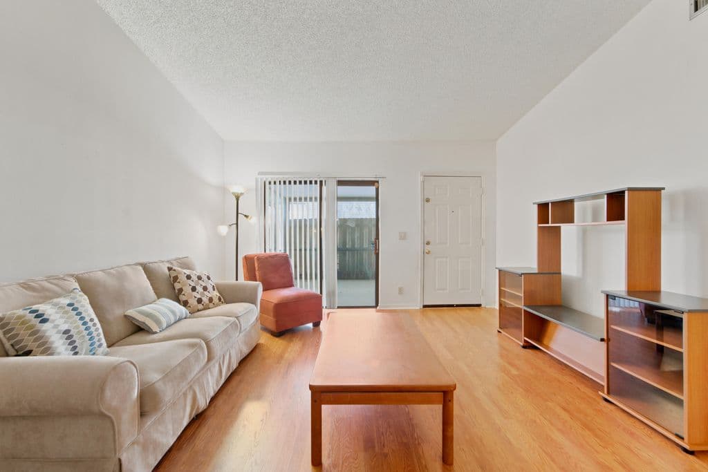 2-bedroom Single-Family Home — 4413 Woodstock Drive #A
