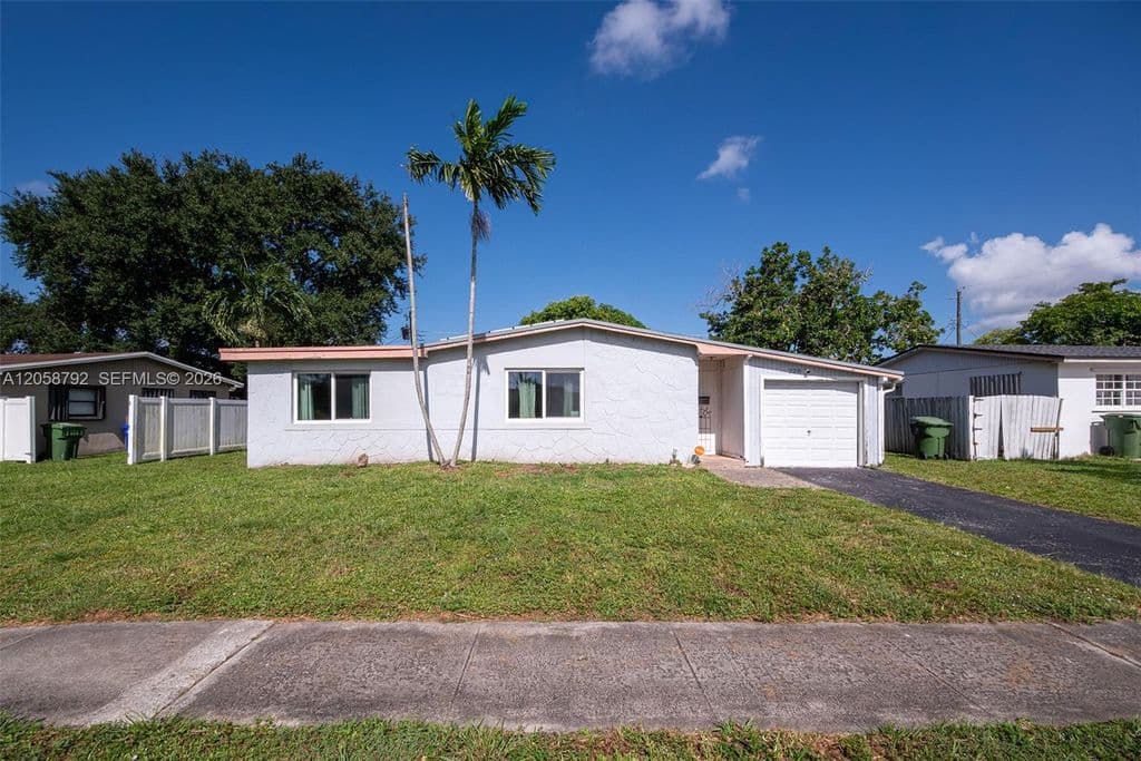 3+1 Müstakil ev — 220 SW 65th Ave